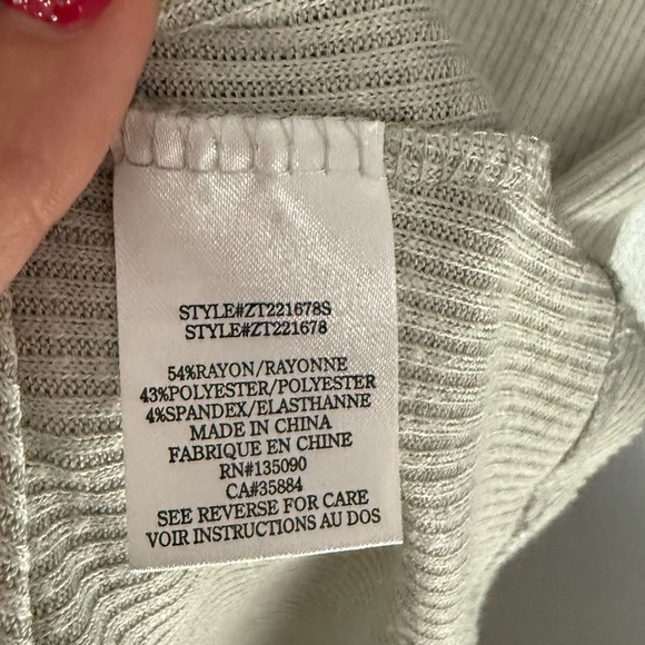 Z Supply Women Seafoam Green Deep V Neck Ribbed Tee Shirt with Scoop Hem Large - Picture 3 of 5